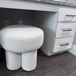 Modern Cream Bouclé Accent Ottoman / Stool – Like New 
