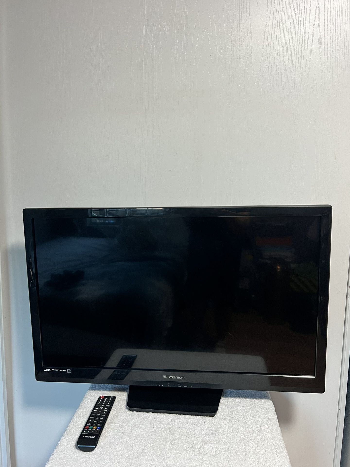 Emerson Led HDMI 32” TV With Stand And Remote