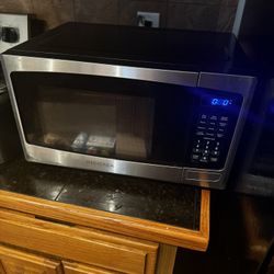 Insignia Microwave