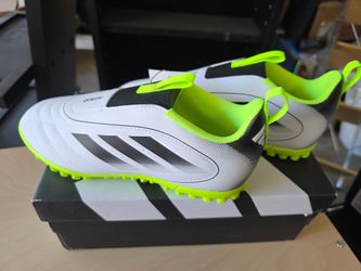 Adidas Big Kids Goletto soccer shoes (size 2.5)