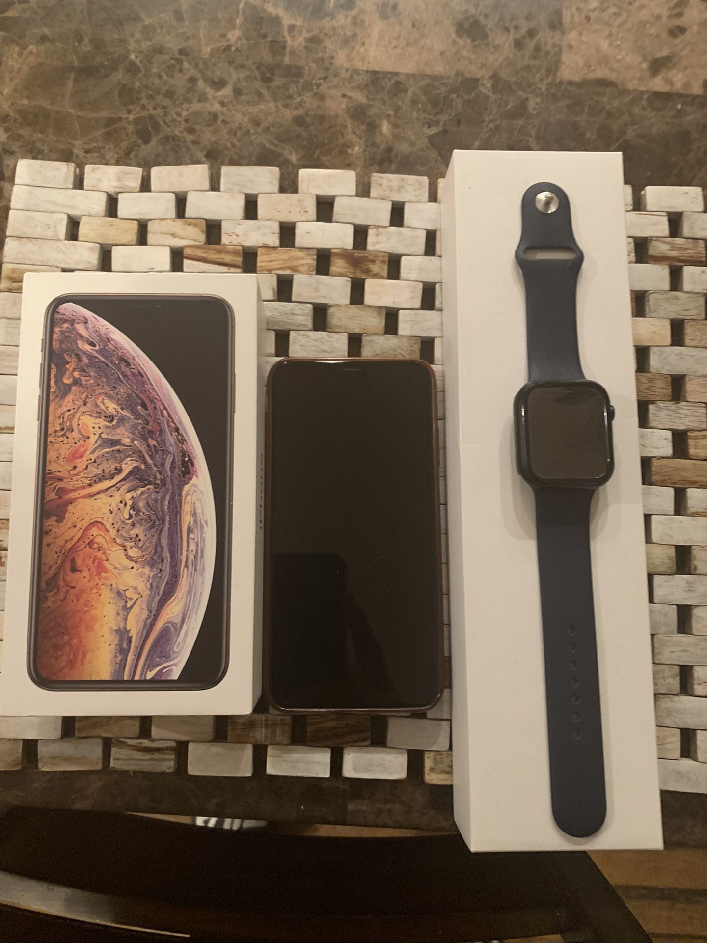 iPhone XS Max And  Apple Watch 6 44 Mm 