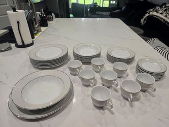 Mikasa Parchment Platinum Edge Fine China Service for 8 + Serving Pieces (42 Pc Set) Missing 1 bowl