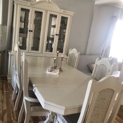 Dinning Table With Display 