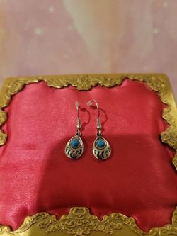 Southwestern Silvertone Dangle Bear Claw  with Blue Bead accent Earrings F12