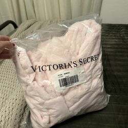 IF SHIPPING, DM BEFORE BUYING. VICTORIA SECRET NO LONGER MAKES THIS ROBE, RARE AND SOLD OUT. AUTHENTIC.