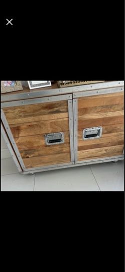 Wooden buffet 2 doors 2 shelves