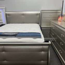 🤩🤩 Queen Bedroom Set On Liquidation Now 50% To 70% Off Set Includes Queen Bed Dresser Mirror, Nightstand, And The Mattress $799