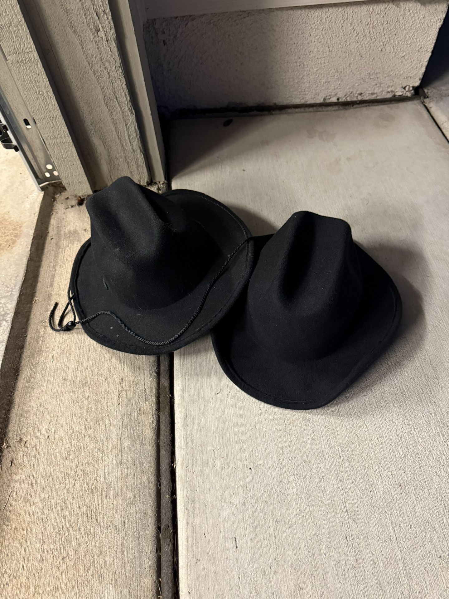 Kids black cowboy hat in really good condition!!