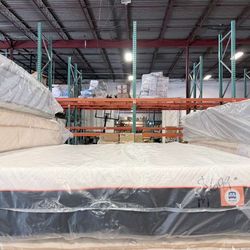 New Queen Mattress memory foam medium 1 year warranty