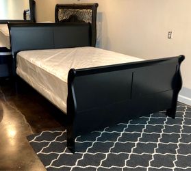 BRAND NEW BLACK QUEEN SIZE WOODEN SLEIGH BED FRAME WITH NEW MATTRESS/FAST DELIVERY
