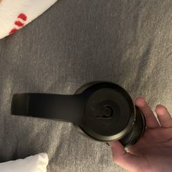 Beats Solo Wirelessly Headphones 