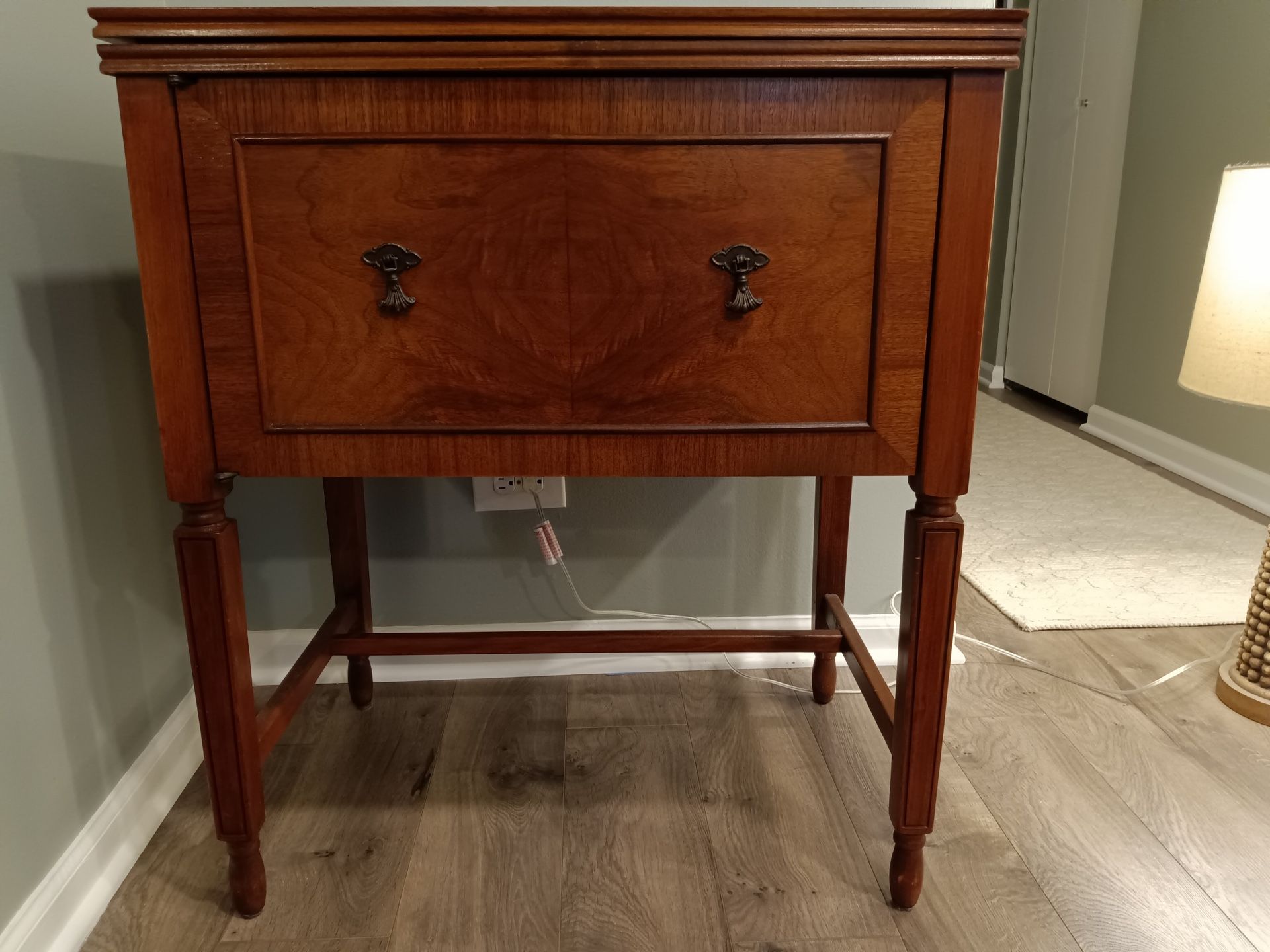 Antique Sewing Cabinet w/sewing machine