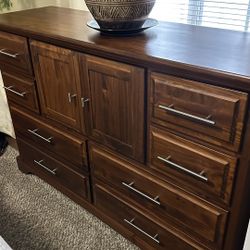 Beautiful Dresser Excellent New Condition