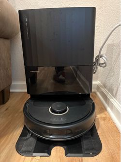 Roborock Vaccum and Mop with charging station