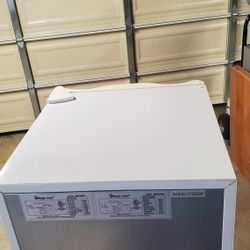MAGIC CHEF 2.6 CU FT MINI FRIDGE