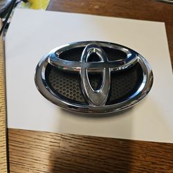 2013-15Toyota RAV4 Front Grille Emblem 