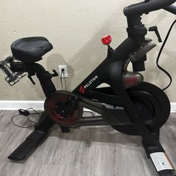 Peloton Bike (Excellent Condition) – Shoes & Weights Included – Barely Used