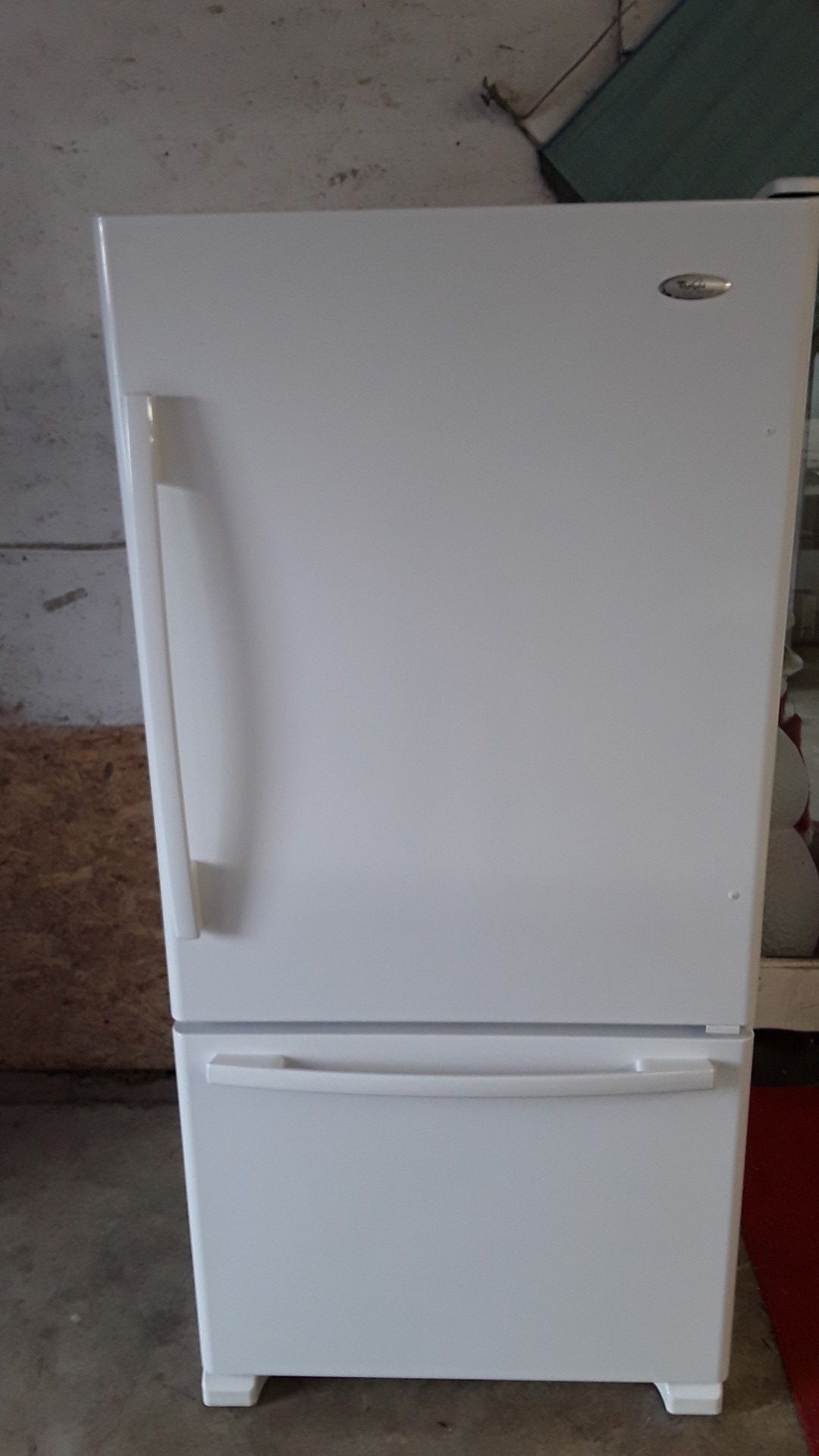 Beautiful 22 cubic foot bottom freezer pull out Whirlpool Gold with ice maker