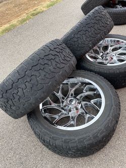 22x10 INCH  FUEL OFF ROAD RIMS WITH  35X12.50R22LT  TIRES  6 LUG  FITS CHEVY, DODGE RAM,  TOYOTA,TACOMA  AND TOYOTA TUNDRA  ((PRICE NEGOTIABLE ))  RIN