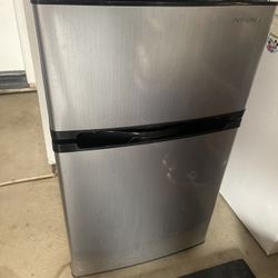 Insignia Mini Fridge Stainless steel 