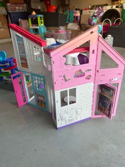 Doll house with accessories