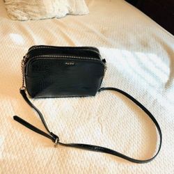 Aldo Women’s Black Gold Chain Straps Crossbody Purse 10”x7”x3”