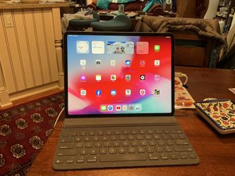 IPad5 3rd Generation 12.9” Glass Is Perfect, No Scratches 256 GB In Cover With Keyboard