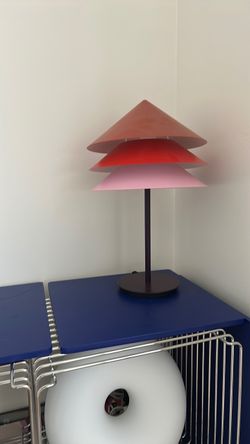 Sculptural Red & Pink Layered Table Lamp – Modern Design