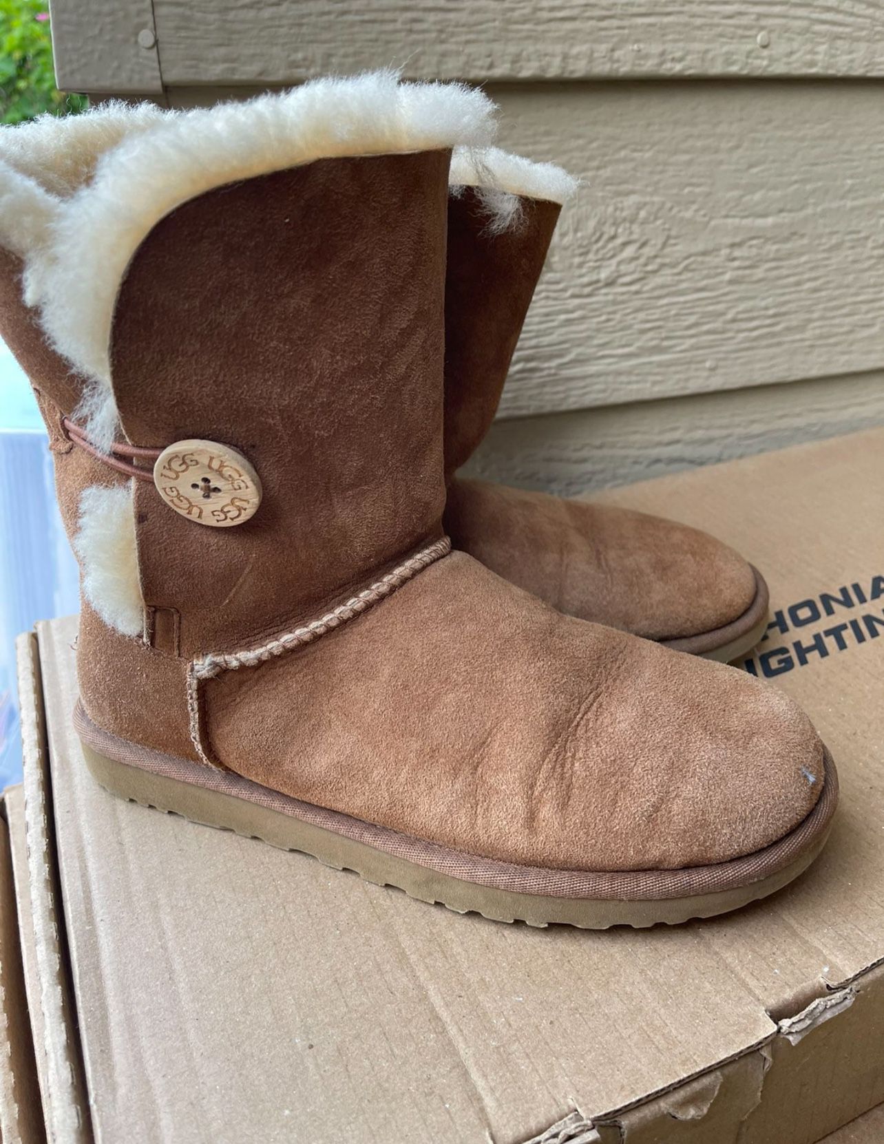 Women’s UGGS Boots | Retail Price: $195