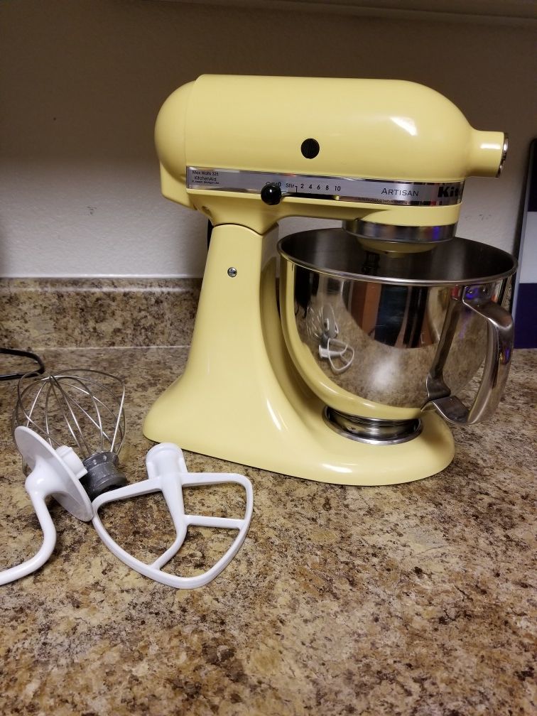 Kitchen Aid Heavy Duty Mixer W/Extras for Sale in Gilbert, AZ - OfferUp