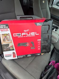 Milwaukee M18 FUEL SAWZALL Kit + PACKOUT Box, Battery & Charger