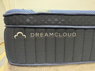 DreamCloud Luxe Memory Foam Mattress - LIKE NEW! Delivery Available