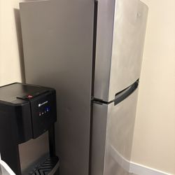 Whirlpool 24 in. 11.6 cu. ft. Top Freezer Refrigerator 