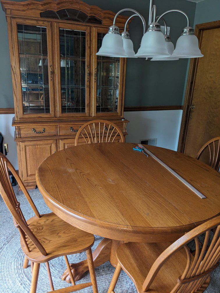 Oak Dining Room Table/ Chairs & Hutch