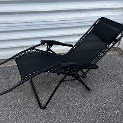 Black Zero Gravity Full Recline Chaise Lounge Sun Chair! Great working condition!