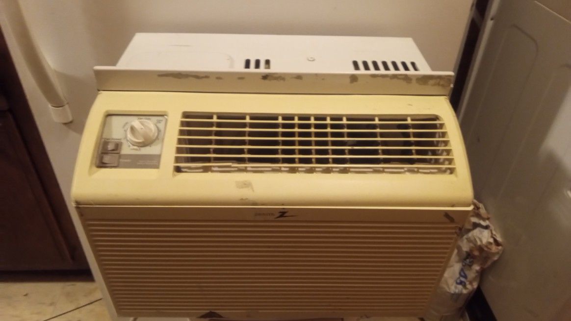 5000 BTU WINDOW AC Works Great NO SIDE PANELS