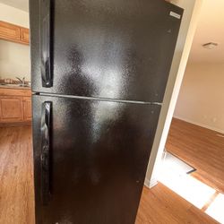 Insignia - 18.1 Cu. Ft. Top-Freezer Refrigerator - Black