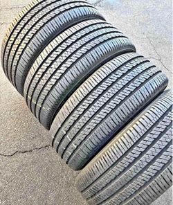 265/50/20 Brisgtone Tires con 70% de vida las 4