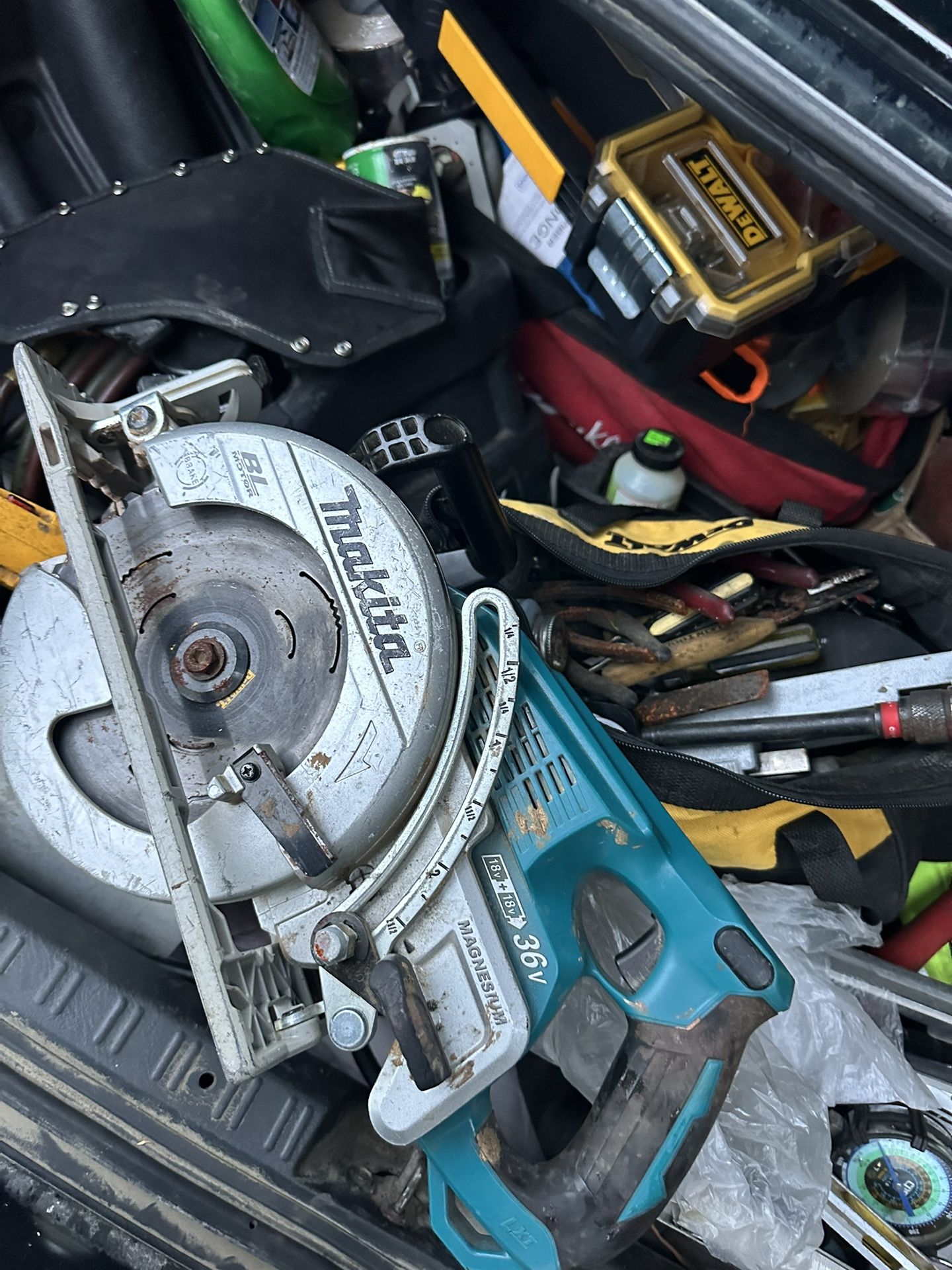 se vende makita con tres pilas y cargador