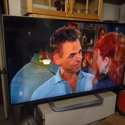 50 inch Vizio Hdtv not smart with remote beautiful picture