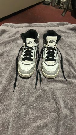 Nike Air. Size 9 White & Black, 25$OBO