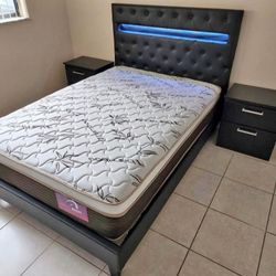 Bed And Two Nightstands **** Cama Y Dos Mesitas 