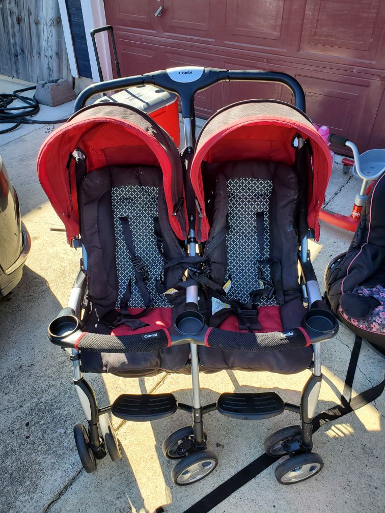 Combi double stroller! Great condition! Colapsable. MPU