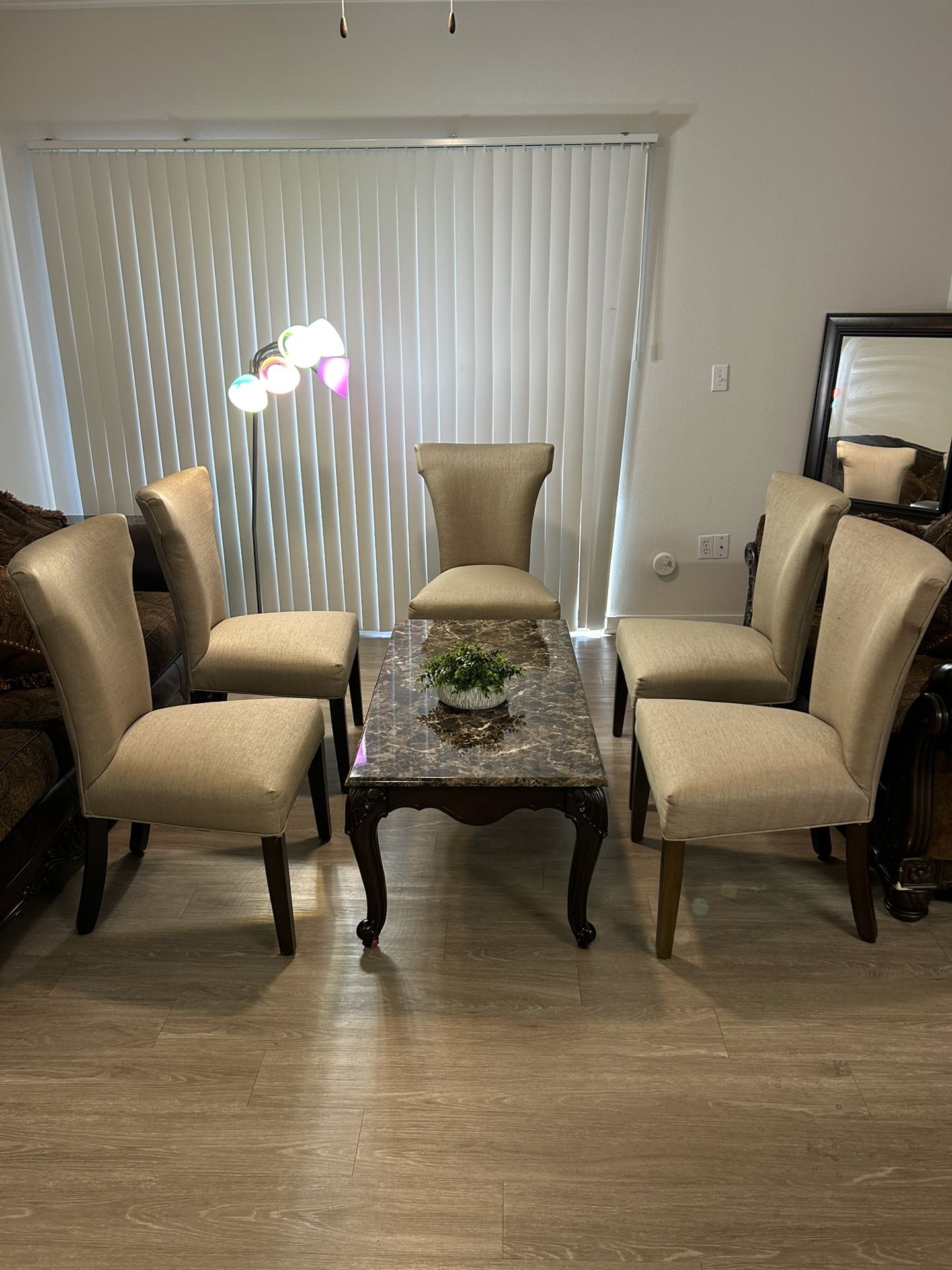 ✨ Like-New Dining Chairs – Set of 5 ✨