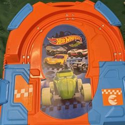 Hot Wheels Track with Portable Case,  2 Controllers and 2 Cars Has all Pieces