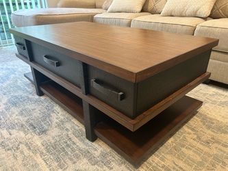 Coffee Table with Lift Top & Storage – Excellent Condition