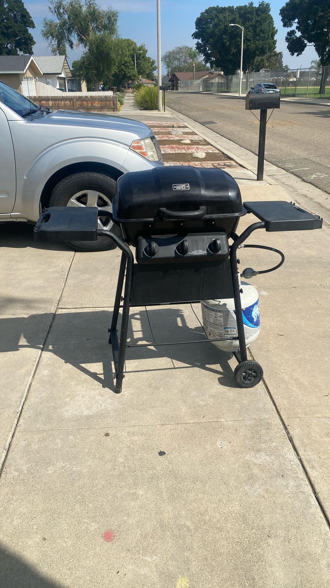 Grill 3 Burners With Gas Propane Tank. ( OEmpty) $ 70. Good Condition