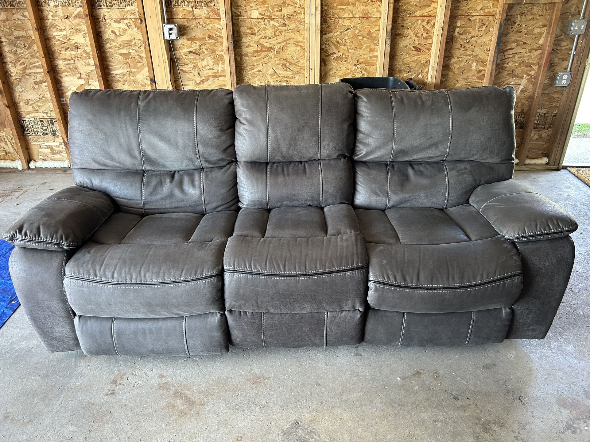 Navigator Electric Reclining/ Charging ports (READ DESCRIPTION)