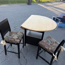 TABLE WITH 2 CHAIRS