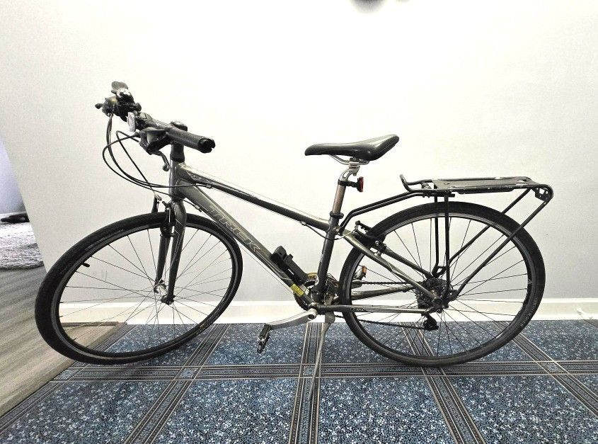 TREK 21 Speed Hybrid 15" Bike with Pannier Rack